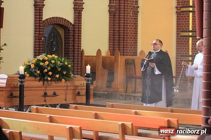 Zdjęcie w galerii na portalu naszraciborz.pl: Na Starej Wsi pożegnano prof. Mikołaja Hüttera wiadomości z regionu