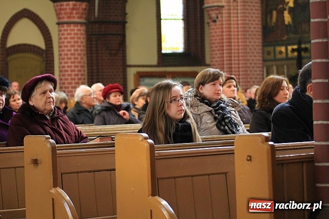 Zdjęcie w galerii na portalu naszraciborz.pl: Na Starej Wsi pożegnano prof. Mikołaja Hüttera wiadomości z regionu