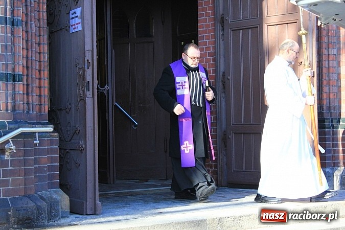 Zdjęcie w galerii na portalu naszraciborz.pl: Na Starej Wsi pożegnano prof. Mikołaja Hüttera wiadomości z regionu