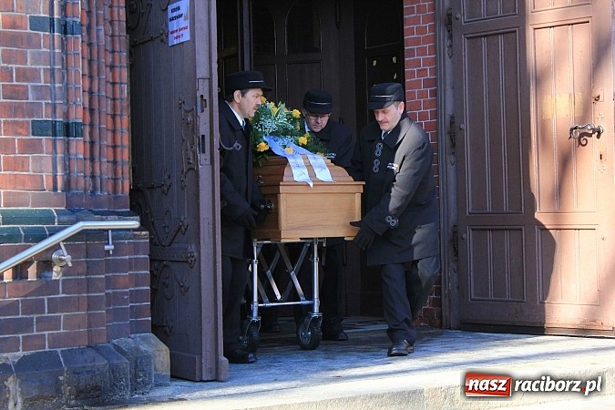 Zdjęcie w galerii na portalu naszraciborz.pl: Na Starej Wsi pożegnano prof. Mikołaja Hüttera wiadomości z regionu