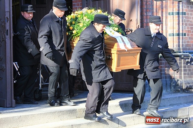 Zdjęcie w galerii na portalu naszraciborz.pl: Na Starej Wsi pożegnano prof. Mikołaja Hüttera wiadomości z regionu