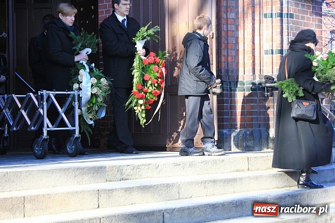 Zdjęcie w galerii na portalu naszraciborz.pl: Na Starej Wsi pożegnano prof. Mikołaja Hüttera wiadomości z regionu
