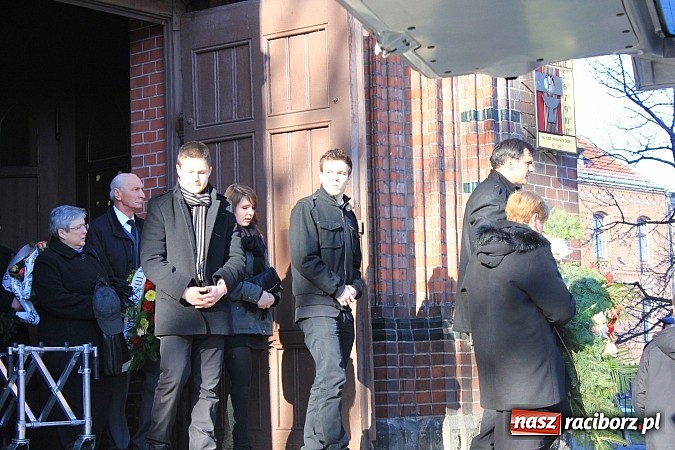 Zdjęcie w galerii na portalu naszraciborz.pl: Na Starej Wsi pożegnano prof. Mikołaja Hüttera wiadomości z regionu