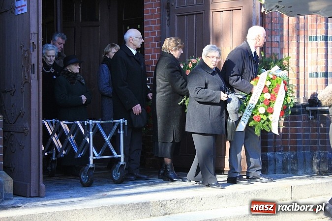 Zdjęcie w galerii na portalu naszraciborz.pl: Na Starej Wsi pożegnano prof. Mikołaja Hüttera wiadomości z regionu