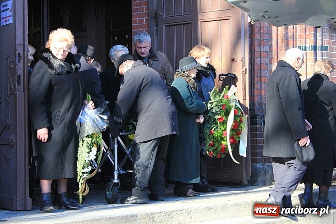 Zdjęcie w galerii na portalu naszraciborz.pl: Na Starej Wsi pożegnano prof. Mikołaja Hüttera wiadomości z regionu
