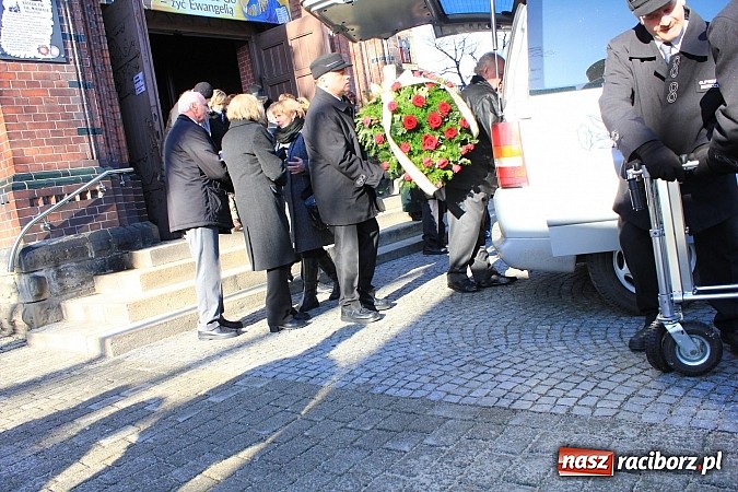 Zdjęcie w galerii na portalu naszraciborz.pl: Na Starej Wsi pożegnano prof. Mikołaja Hüttera wiadomości z regionu