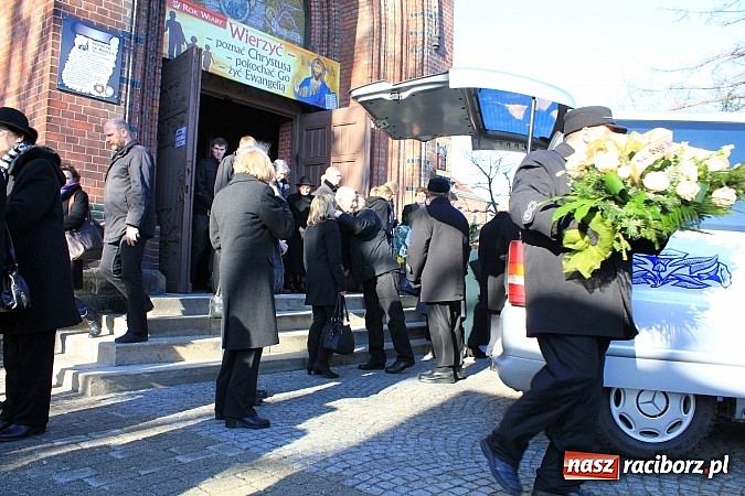 Zdjęcie w galerii na portalu naszraciborz.pl: Na Starej Wsi pożegnano prof. Mikołaja Hüttera wiadomości z regionu