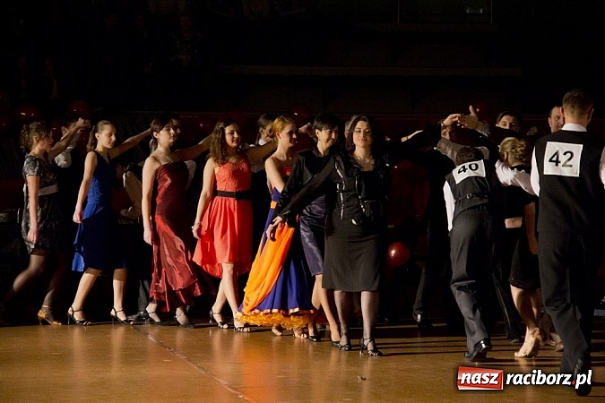 Zdjęcie w galerii na portalu naszraciborz.pl: Rewia karnawałowa w Arenie Rafako wiadomości z regionu