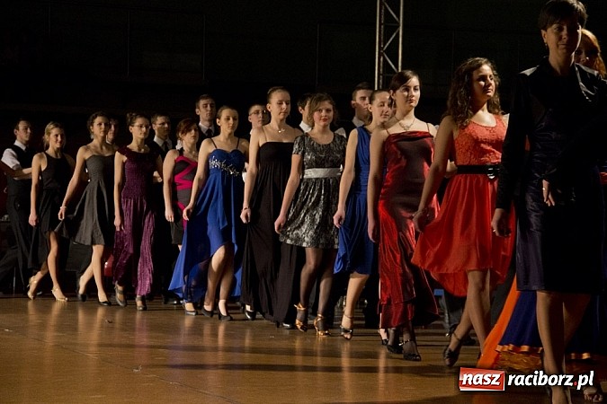 Zdjęcie w galerii na portalu naszraciborz.pl: Rewia karnawałowa w Arenie Rafako wiadomości z regionu