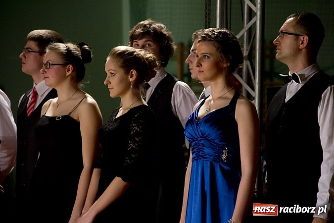 Zdjęcie w galerii na portalu naszraciborz.pl: Rewia karnawałowa w Arenie Rafako wiadomości z regionu