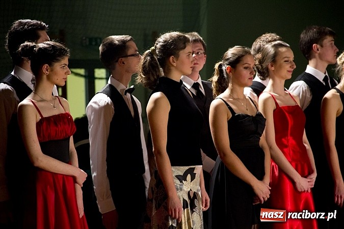 Zdjęcie w galerii na portalu naszraciborz.pl: Rewia karnawałowa w Arenie Rafako wiadomości z regionu