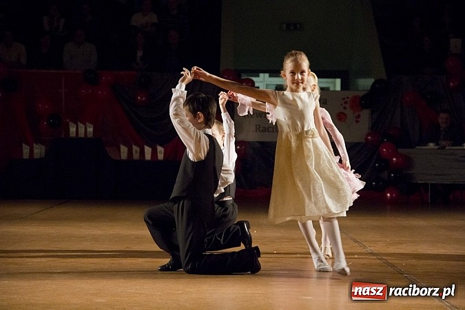 Zdjęcie w galerii na portalu naszraciborz.pl: Rewia karnawałowa w Arenie Rafako wiadomości z regionu