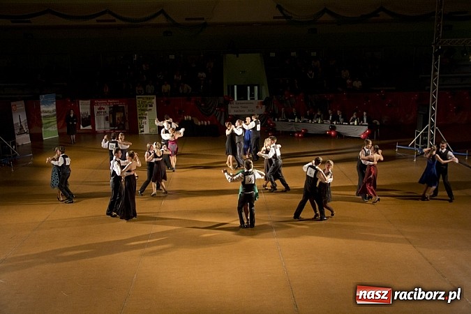 Zdjęcie w galerii na portalu naszraciborz.pl: Rewia karnawałowa w Arenie Rafako wiadomości z regionu