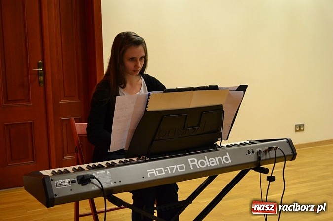 Zdjęcie w galerii na portalu naszraciborz.pl: Karnawałowe rytmy zabrzmiały na Zamku wiadomości z regionu