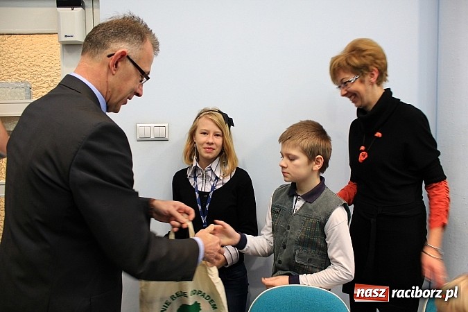 Zdjęcie w galerii na portalu naszraciborz.pl: Zbierali butelki, zostali nagrodzeni! wiadomości z regionu