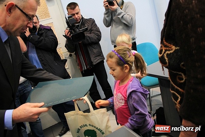 Zdjęcie w galerii na portalu naszraciborz.pl: Zbierali butelki, zostali nagrodzeni! wiadomości z regionu