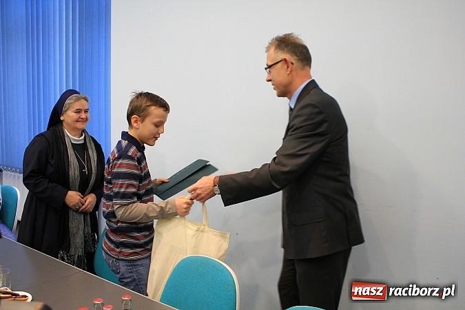 Zdjęcie w galerii na portalu naszraciborz.pl: Zbierali butelki, zostali nagrodzeni! wiadomości z regionu