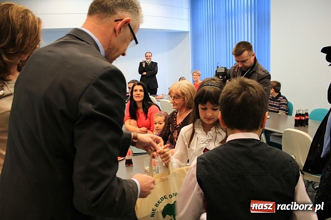 Zdjęcie w galerii na portalu naszraciborz.pl: Zbierali butelki, zostali nagrodzeni! wiadomości z regionu