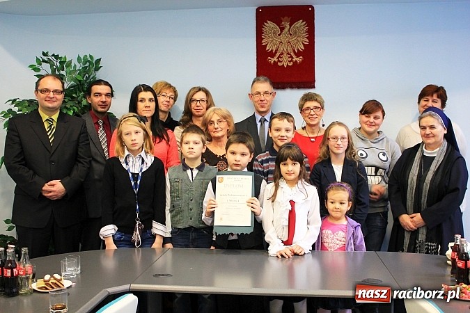 Zdjęcie w galerii na portalu naszraciborz.pl: Zbierali butelki, zostali nagrodzeni! wiadomości z regionu