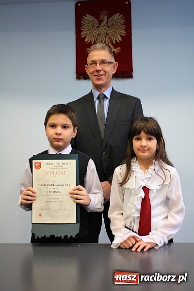 Zdjęcie w galerii na portalu naszraciborz.pl: Zbierali butelki, zostali nagrodzeni! wiadomości z regionu