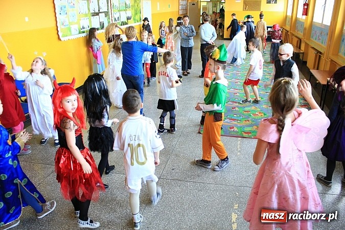 Zdjęcie w galerii na portalu naszraciborz.pl: Szalony bal przebierańców w Krzanowicach wiadomości z regionu