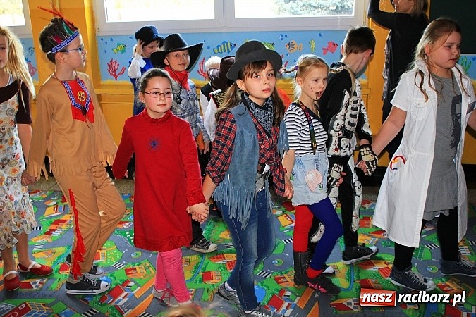 Zdjęcie w galerii na portalu naszraciborz.pl: Szalony bal przebierańców w Krzanowicach wiadomości z regionu