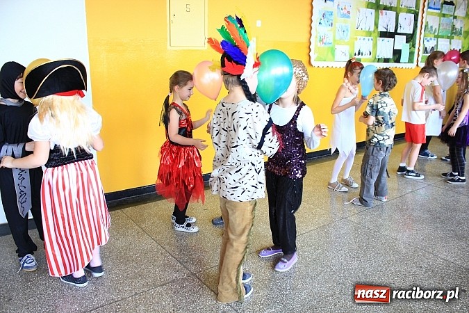 Zdjęcie w galerii na portalu naszraciborz.pl: Szalony bal przebierańców w Krzanowicach wiadomości z regionu