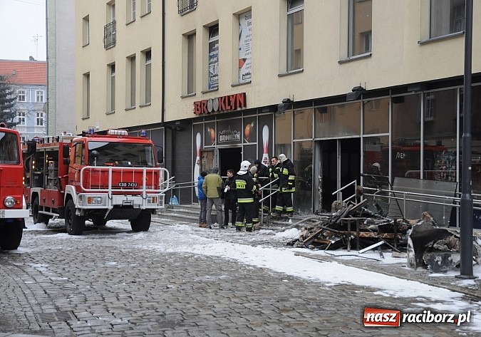 Zdjęcie w galerii na portalu naszraciborz.pl: Krótko przed wykryciem pożaru ktoś wszedł do Brooklynu. Policja powołała specjalną grupę wiadomości z regionu