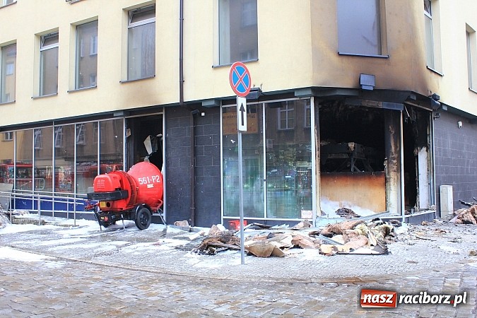 Zdjęcie w galerii na portalu naszraciborz.pl: Krótko przed wykryciem pożaru ktoś wszedł do Brooklynu. Policja powołała specjalną grupę wiadomości z regionu