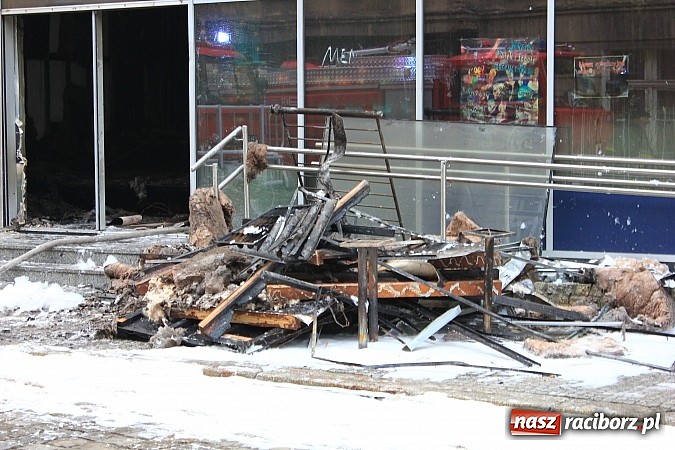 Zdjęcie w galerii na portalu naszraciborz.pl: Krótko przed wykryciem pożaru ktoś wszedł do Brooklynu. Policja powołała specjalną grupę wiadomości z regionu