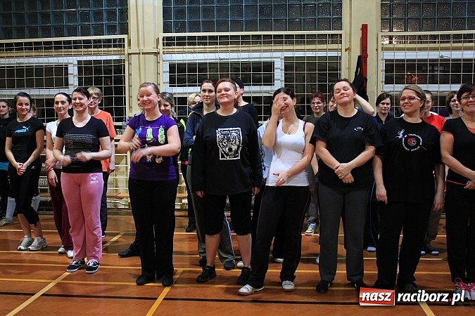 Zdjęcie w galerii na portalu naszraciborz.pl: Raciborzanki na kursie samoobrony, czyli bójcie się teraz panowie wiadomości z regionu