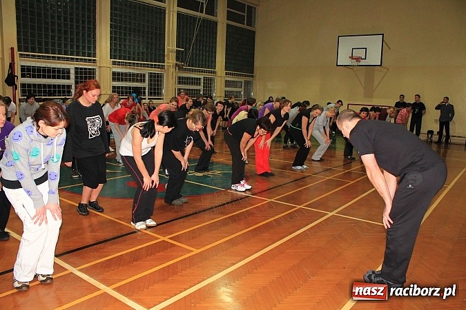 Zdjęcie w galerii na portalu naszraciborz.pl: Raciborzanki na kursie samoobrony, czyli bójcie się teraz panowie wiadomości z regionu