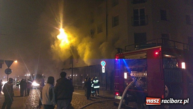 Zdjęcie w galerii na portalu naszraciborz.pl: W nocy doszczętnie spłonął Brooklyn przy Browarnej. Policja bada przyczyny wiadomości z regionu