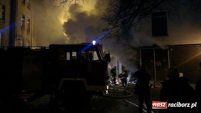 Zdjęcie w galerii na portalu naszraciborz.pl: W nocy doszczętnie spłonął Brooklyn przy Browarnej. Policja bada przyczyny wiadomości z regionu