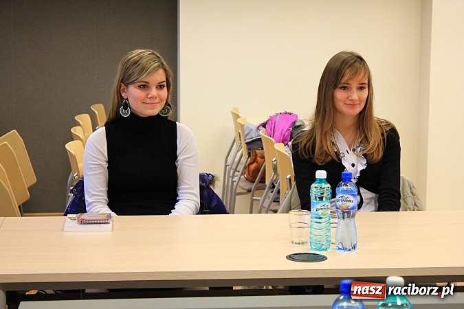 Zdjęcie w galerii na portalu naszraciborz.pl: Wręczono stypendia RIG-u. XIII Gwiazdka Serc 13 grudnia 2013 roku wiadomości z regionu