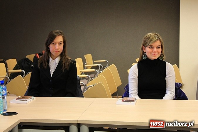 Zdjęcie w galerii na portalu naszraciborz.pl: Wręczono stypendia RIG-u. XIII Gwiazdka Serc 13 grudnia 2013 roku wiadomości z regionu