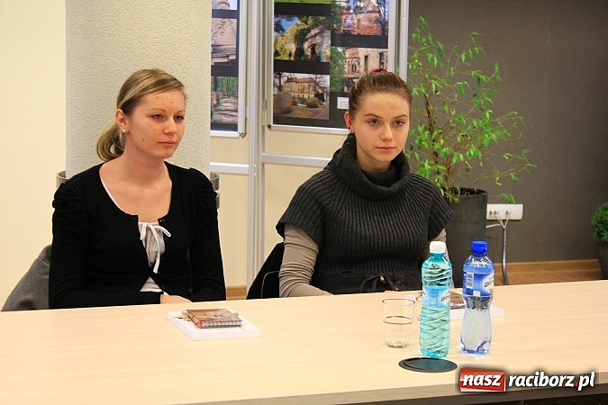 Zdjęcie w galerii na portalu naszraciborz.pl: Wręczono stypendia RIG-u. XIII Gwiazdka Serc 13 grudnia 2013 roku wiadomości z regionu