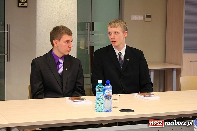 Zdjęcie w galerii na portalu naszraciborz.pl: Wręczono stypendia RIG-u. XIII Gwiazdka Serc 13 grudnia 2013 roku wiadomości z regionu