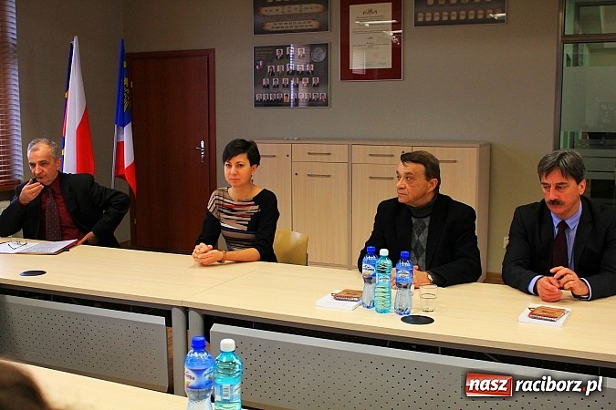 Zdjęcie w galerii na portalu naszraciborz.pl: Wręczono stypendia RIG-u. XIII Gwiazdka Serc 13 grudnia 2013 roku wiadomości z regionu