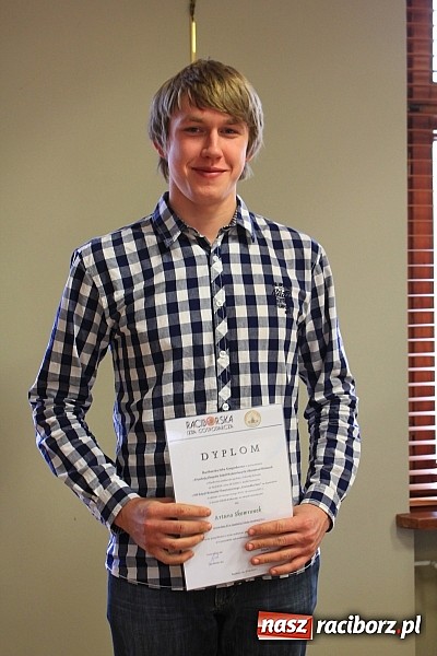 Zdjęcie w galerii na portalu naszraciborz.pl: Wręczono stypendia RIG-u. XIII Gwiazdka Serc 13 grudnia 2013 roku wiadomości z regionu