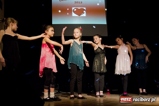 Zdjęcie w galerii na portalu naszraciborz.pl: W MDK-u nie zapomniano o babciach i dziadkach. Były piękne występy wiadomości z regionu