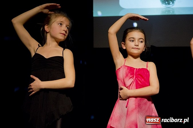 Zdjęcie w galerii na portalu naszraciborz.pl: W MDK-u nie zapomniano o babciach i dziadkach. Były piękne występy wiadomości z regionu