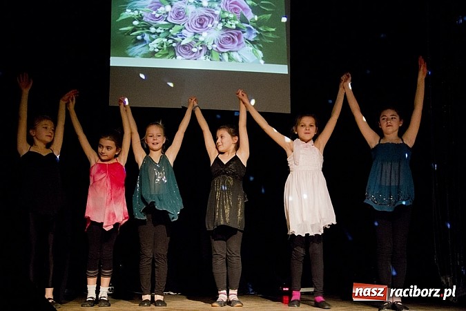 Zdjęcie w galerii na portalu naszraciborz.pl: W MDK-u nie zapomniano o babciach i dziadkach. Były piękne występy wiadomości z regionu