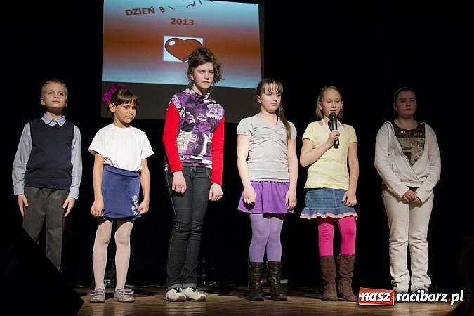 Zdjęcie w galerii na portalu naszraciborz.pl: W MDK-u nie zapomniano o babciach i dziadkach. Były piękne występy wiadomości z regionu