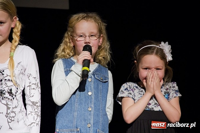 Zdjęcie w galerii na portalu naszraciborz.pl: W MDK-u nie zapomniano o babciach i dziadkach. Były piękne występy wiadomości z regionu