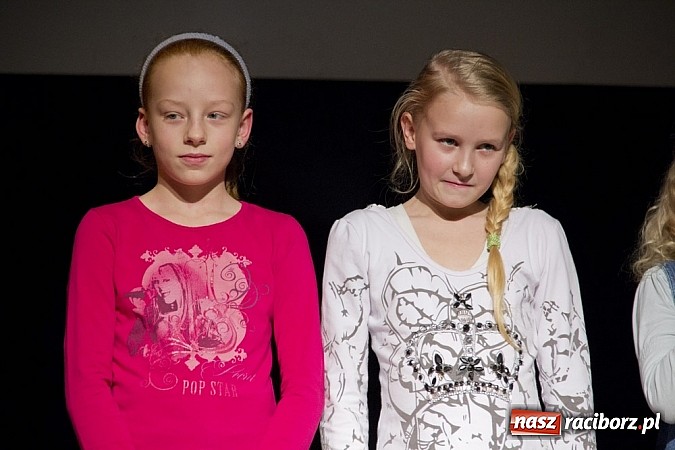 Zdjęcie w galerii na portalu naszraciborz.pl: W MDK-u nie zapomniano o babciach i dziadkach. Były piękne występy wiadomości z regionu