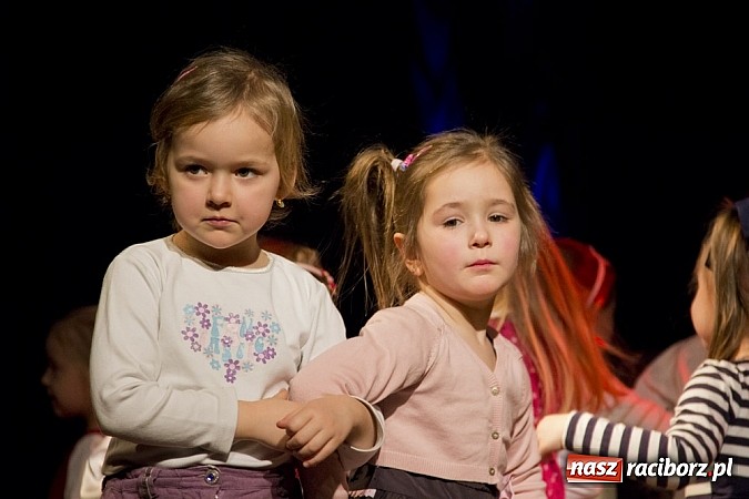 Zdjęcie w galerii na portalu naszraciborz.pl: W MDK-u nie zapomniano o babciach i dziadkach. Były piękne występy wiadomości z regionu