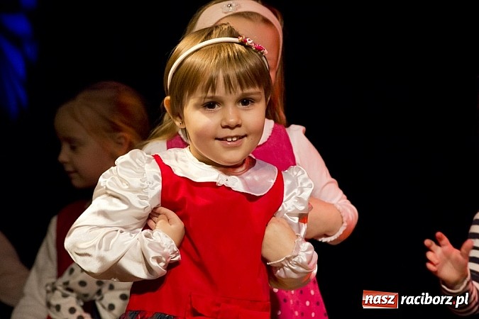 Zdjęcie w galerii na portalu naszraciborz.pl: W MDK-u nie zapomniano o babciach i dziadkach. Były piękne występy wiadomości z regionu