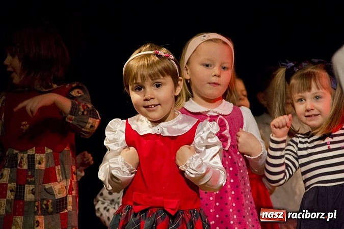 Zdjęcie w galerii na portalu naszraciborz.pl: W MDK-u nie zapomniano o babciach i dziadkach. Były piękne występy wiadomości z regionu