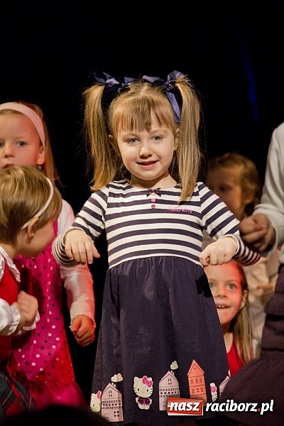 Zdjęcie w galerii na portalu naszraciborz.pl: W MDK-u nie zapomniano o babciach i dziadkach. Były piękne występy wiadomości z regionu